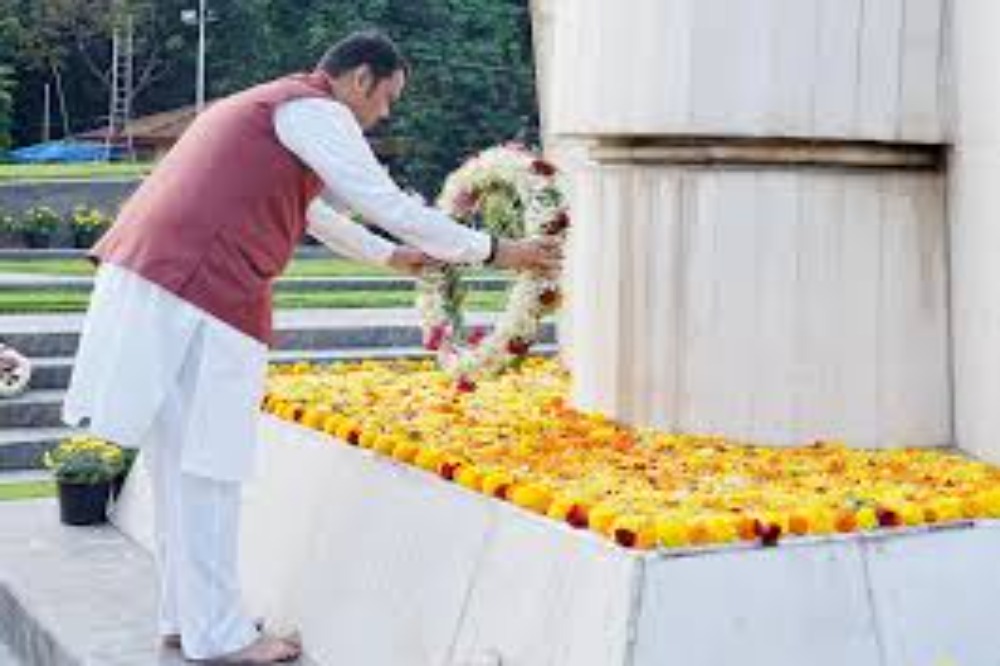 महाराष्ट्र दिनाच्या निमित्ताने मुख्यमंत्री फडणवीस यांचं हुतात्म्यांना श्रद्धांजली